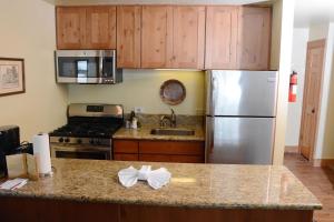 特拉基加州北极星度假村的厨房配有不锈钢冰箱和水槽