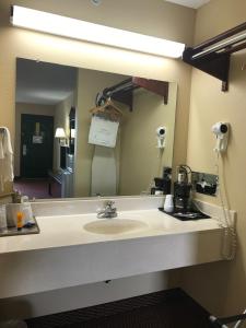 毛米勒美国最佳价值酒店及套房 - 小石城 - 茂美勒的一间带水槽和大镜子的浴室