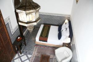 非斯巴切萨莱摩洛哥传统庭院住宅的一间小卧室,配有一张床和一个卫生间