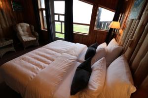 Brekke布克斯塔达弗尔德酒店的窗户客房内的一张带枕头的床