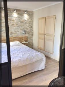 马赛Marseille City Chambres&Appartements的一间卧室设有一张床和砖墙