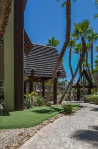 拉斯维加斯塔希提全套房度假酒店的棕榈树和建筑度假村