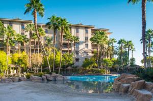 拉斯维加斯塔希提村水疗度假酒店的一个带游泳池和棕榈树的度假村