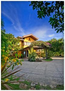 邦劳亚摩瑞拉度假村的一座大房子前面设有一个庭院