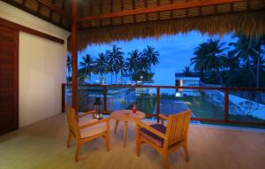 丹戎Anema Wellness & Resort Gili Lombok - Diving Center PADI的一间带桌子和两把椅子的用餐室