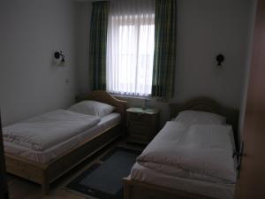 Pliening伏耳切汉墨兰德加斯托酒店的小型客房 - 带2张床和窗户