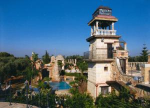 陶里萨诺Masseria Grande的一个带游泳池和塔楼的度假村