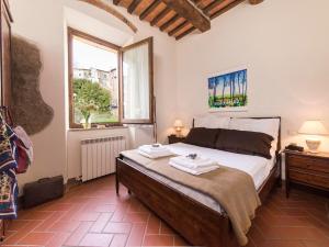 罗卡蒂德里Country House il Ciliegio的一间卧室配有一张床,上面有两条毛巾