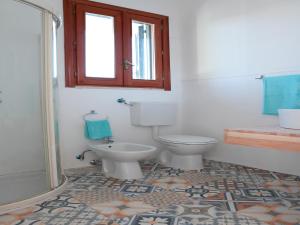 托雷苏达Villa Giordano的一间带卫生间和窗户的浴室
