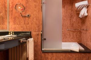 萨拉曼卡梅里亚拉斯克拉拉斯精品酒店的带淋浴和盥洗盆的浴室