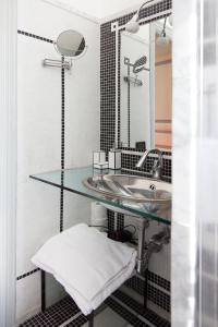 罗马依布姆住宿加早餐酒店的一间带水槽和镜子的浴室