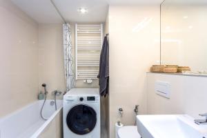 布拉格巴拉诺瓦公寓的带浴缸旁带洗衣机的浴室