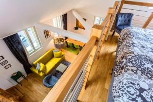 布拉格巴拉诺瓦公寓的客房享有带1张床和1张沙发的景观。