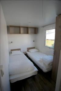 布尔沙伊德Camping Panorama的小型客房 - 带2张床和窗户