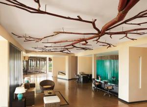 雅拉亚拉杰特威酒店的一间拥有树枝天花板的客厅