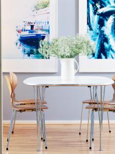 锡姆里斯港考克斯卡花园酒店的餐桌、椅子和花瓶