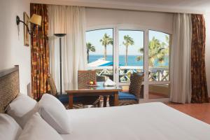 艾因苏赫纳波尔图索克纳海滩度假酒店的酒店客房设有一张床,享有海景。