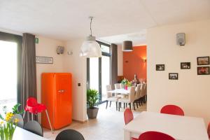 鲁汶拉德兹酒店的客厅和带橙色冰箱的用餐室