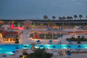 艾因苏赫纳波尔图索克纳海滩度假酒店的享有带游泳池的度假村的空中景致