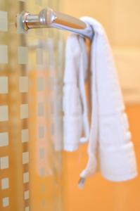 珍珠市Hotel Opal Superior - Adults Only的挂在架子上的一组白色毛巾