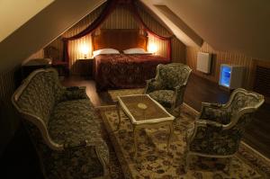 雷德尼斯公主酒店的卧室配有一张床和一张桌子及椅子