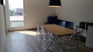 加尔达湖滨Appartamento Brione的一间带木桌和椅子的用餐室