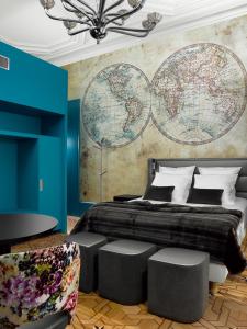 斯特拉斯堡勒月公寓的卧室配有一张大床,墙上有一张大地图