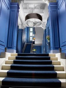 斯特拉斯堡勒月公寓的蓝色建筑中的一个楼梯,带有蓝色的墙壁