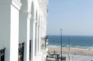 桑坦德萨尔大酒店的从大楼的阳台上可欣赏到海滩景色