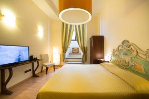 佛罗伦萨兰花住宿加早餐旅馆的一间卧室配有一张大床和电视