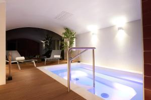 巴黎乐马图林酒店及水疗中心 的一个带客厅的室内大型游泳池