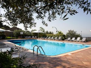 阿西西Hotel La Terrazza RESTAURANT & SPA的一个带躺椅的大型游泳池
