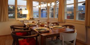 因斯布鲁克木屋旅馆的一间带桌椅和窗户的用餐室