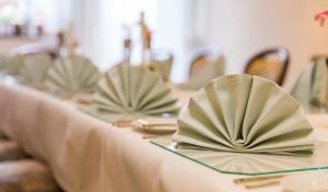 Mittenaar蒂尔曼酒店的一张桌子,上面有盘子和餐巾