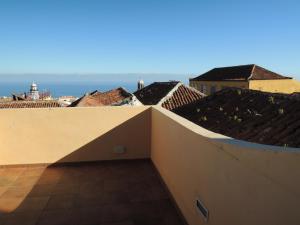 拉奥罗塔瓦Pension Silene Orotava的从建筑物屋顶上可欣赏到风景