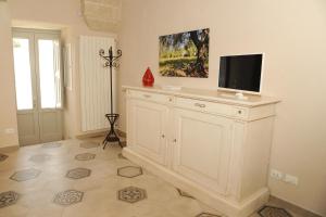 穆罗莱切塞La bella Muro的上面有电视的白色橱柜