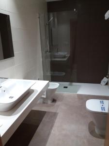 里博雷多Hotel Mirador Ría de Arosa的一间带水槽、卫生间和淋浴的浴室