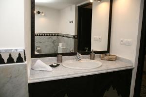非斯巴切萨莱摩洛哥传统庭院住宅的一间带水槽和大镜子的浴室