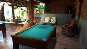 圣罗克迪米纳斯Pousada Barcelos的客厅中央的台球桌