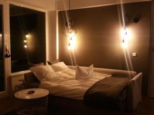 克雷费尔德Apartment am Zoo的卧室配有一张挂在墙上的灯光床。