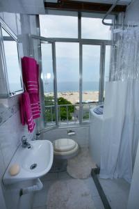 Deslumbrante vista para a Praia de Copacabana.的一间浴室