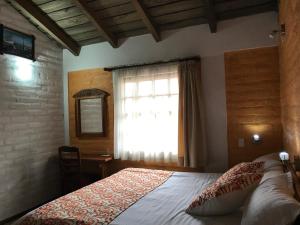 NatabuelaHotel y Hosteria Natabuela的一间卧室设有一张床和一个窗口