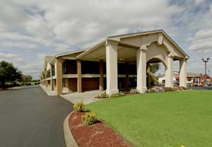 默夫里斯伯勒Americas Best Value Inn & Suites in Murfreesboro的前面有绿色草坪的建筑