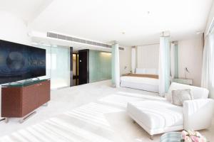 香港富豪机场酒店的客厅配有沙发和1张床