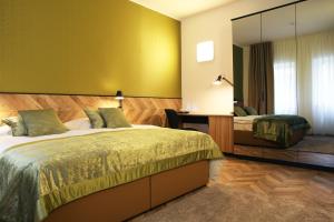 卢布尔雅那Urban Boutique Hotel Center的一间卧室配有一张床和一面大镜子