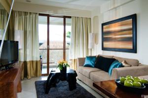 库塔库塔豪华酒店的客厅配有沙发和桌子