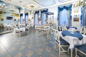 布拉格威廉酒店的一间设有蓝色和白色桌椅的餐厅