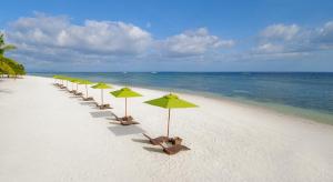 邦劳Oceanica Resort Panglao - formerly South Palms Resort Panglao的白色沙滩上的一排黄色遮阳伞