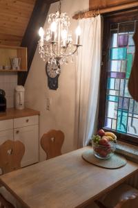 朗克维茨Reetdach-Ferienhaus in Quilitz的厨房配有一张桌子,上面放着一碗水果