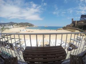 滨海托萨Hostal del Mar的享有海滩美景的阳台